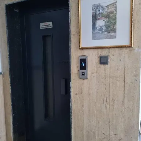 Ξενοδοχείο Royal Homes 505 *